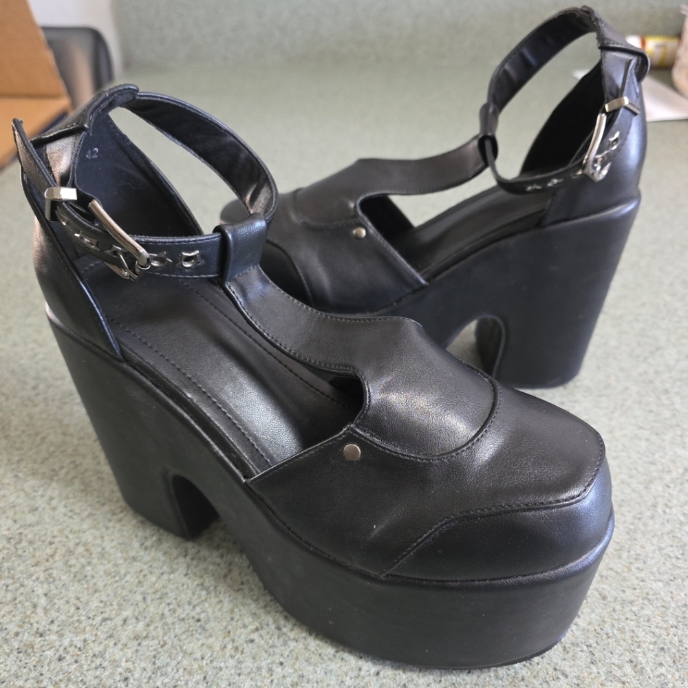 Chunky Heel Platform Eyelet T-Strap Sandal, Black. NWOB.